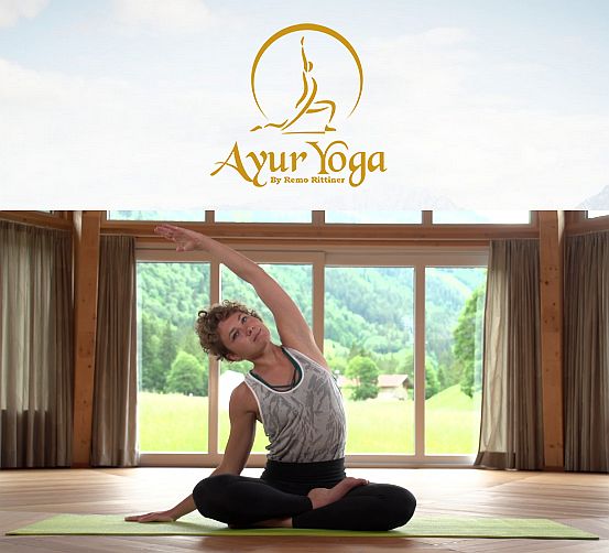 Frau sitzt auf Matte und macht Yoga Fitness Übungen