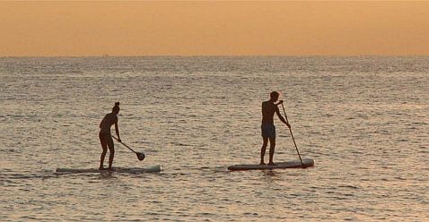 Mann und Frau auf Fitness Paddle Board