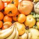Verschieden Früchte wie Bananen, Orangen, Kürbisse und Kaki, alles Früchte die viele Vitamine enthalten